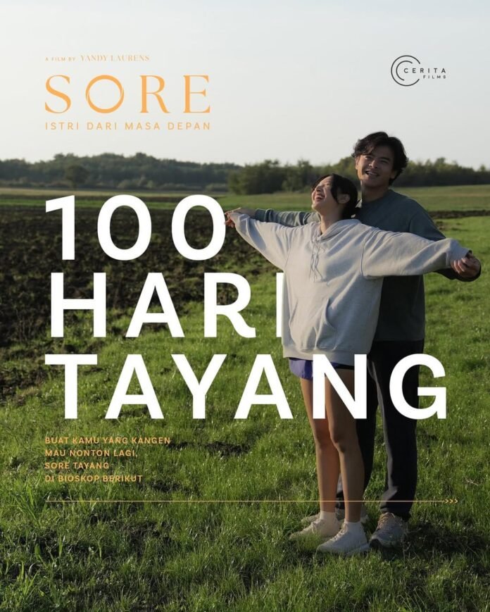 Sheila Dara Aisha dan Dion Wiyoko di poster film Sore Istri Dari Masa Depan.