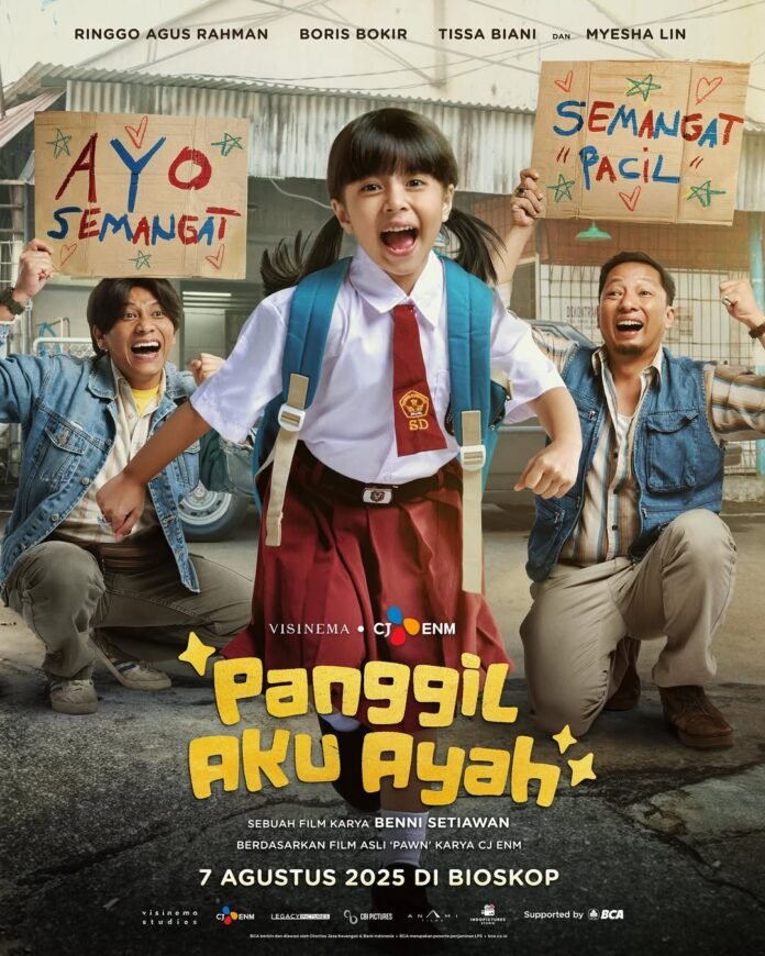 Poster film Panggil Aku Ayah menampilkan Ringgo Agus Rahman, Boris Bokir, dan Myesha Lin yang ceria.