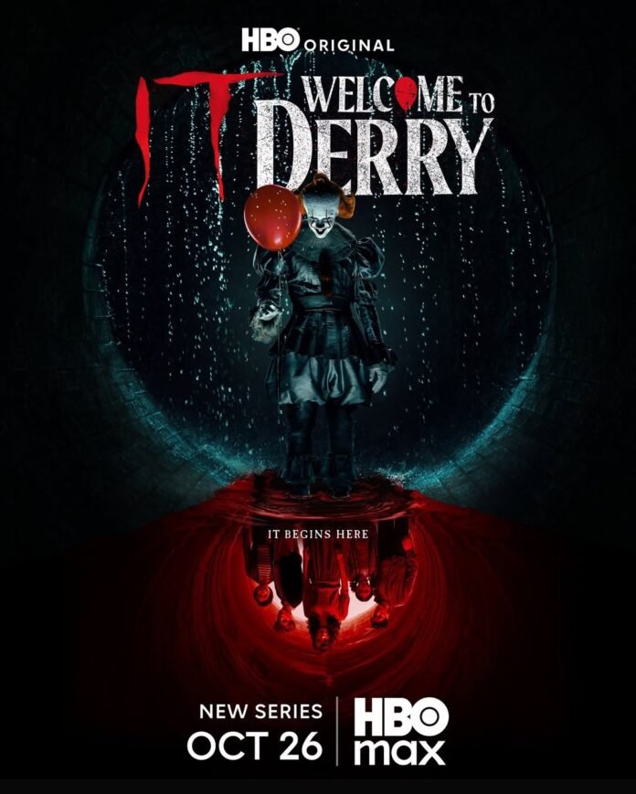 Poster resmi serial prekuel IT: Welcome to Derry, menunjukkan suasana kota Derry yang kelam dan hujan, dengan pantulan merah di jalan.