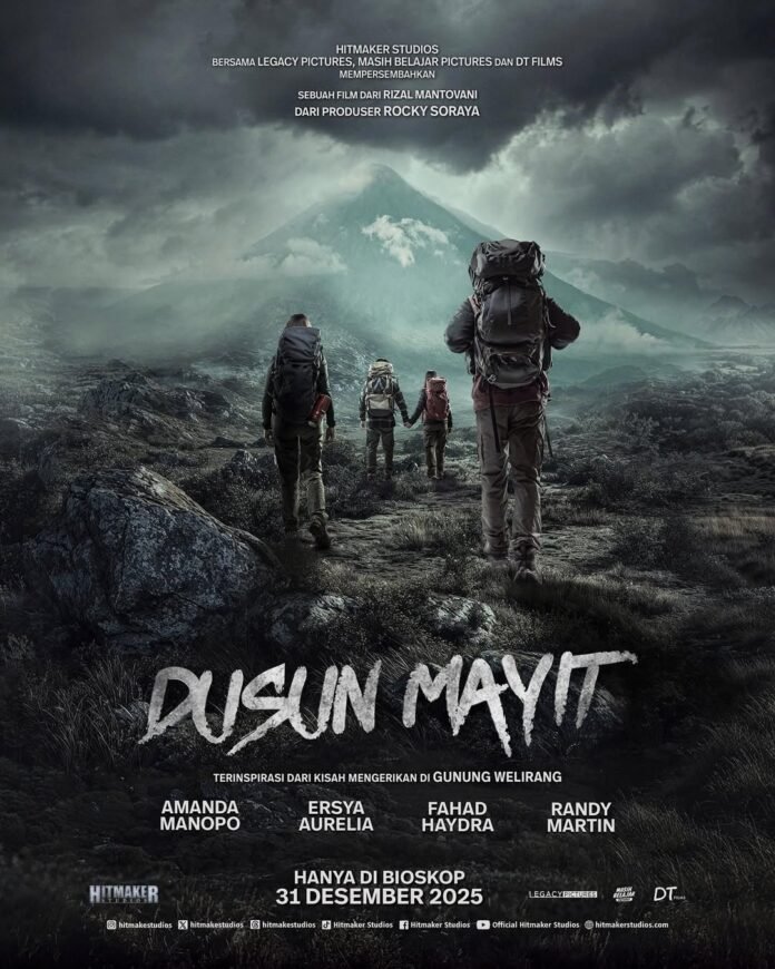 Poster film horor Indonesia Dusun Mayit menampilkan empat pendaki di tengah lanskap pegunungan berkabut dengan nuansa misterius dan gelap.