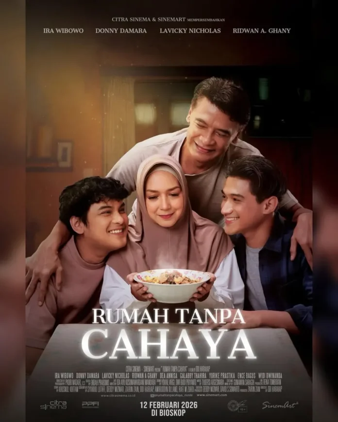 Poster film Rumah Tanpa Cahaya 2026 menampilkan Donny Damara, Ira Wibowo, dan dua anak mereka dalam potret keluarga hangat bernuansa dramatis