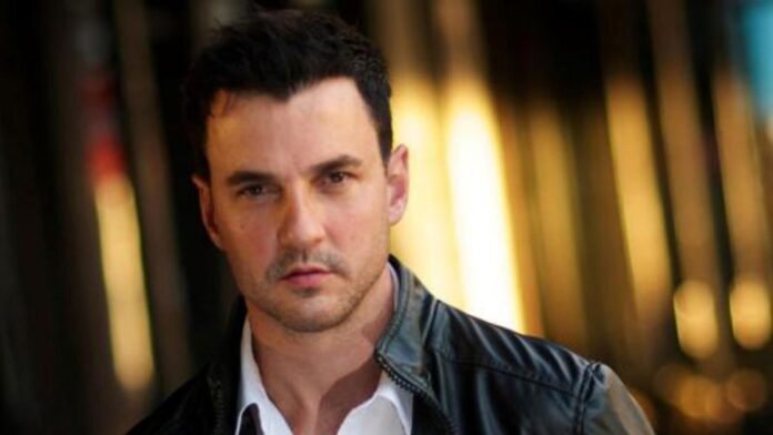 Makna lagu A Shoulder to Cry On Tommy Page dengan ilustrasi suasana sedih dan cinta sepihak
