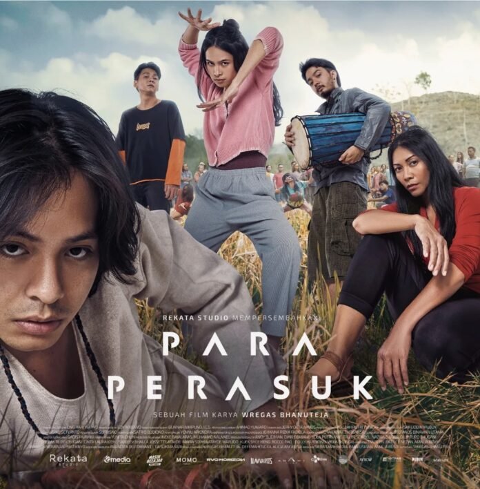 Adegan film Para Perasuk 2026 yang menampilkan ritual kerasukan dengan nuansa dramatis