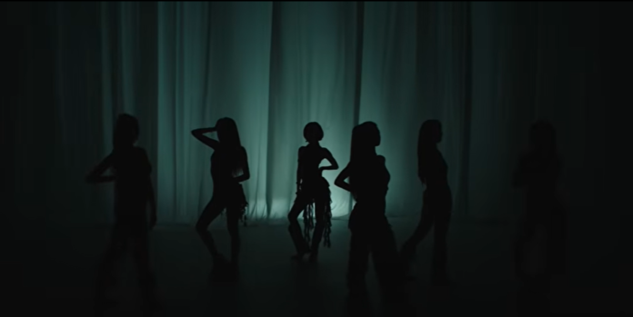 BABYMONSTER membawakan performance lagu CHOOM dengan koreografi energik di comeback 2026
